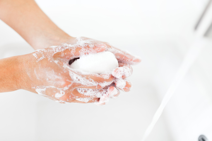 Schäumende Seife beim Händewaschen